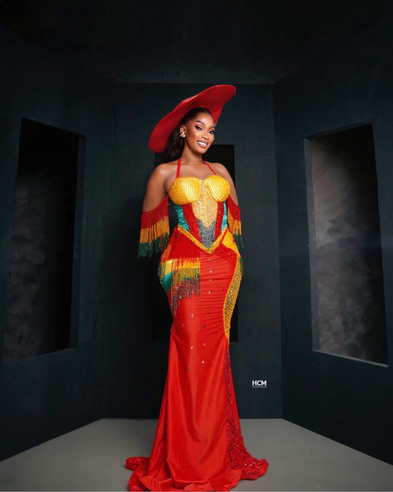 Djelykaba Bintou en pied, robe aux franges colorées