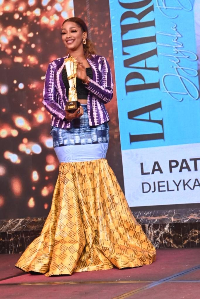 Djelykaba Bintou recevant un trophée aux Victoires de la Musique Guinéenne